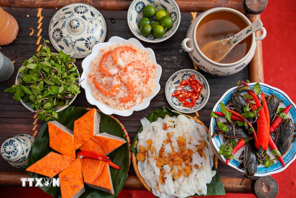 Bánh được cuộn nhẹ, rắc hành phi vàng ruộm và chấm nước mắm pha khéo léo với cà cuống và ăn kèm chả, rau thơm. (Ảnh: Khánh Hòa/TTXVN)