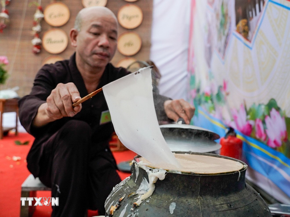 Bánh càng mỏng, không bị rách càng chứng tỏ tay nghề và kinh nghiệm của nghệ nhân. (Ảnh: Khánh Hòa/TTXVN)