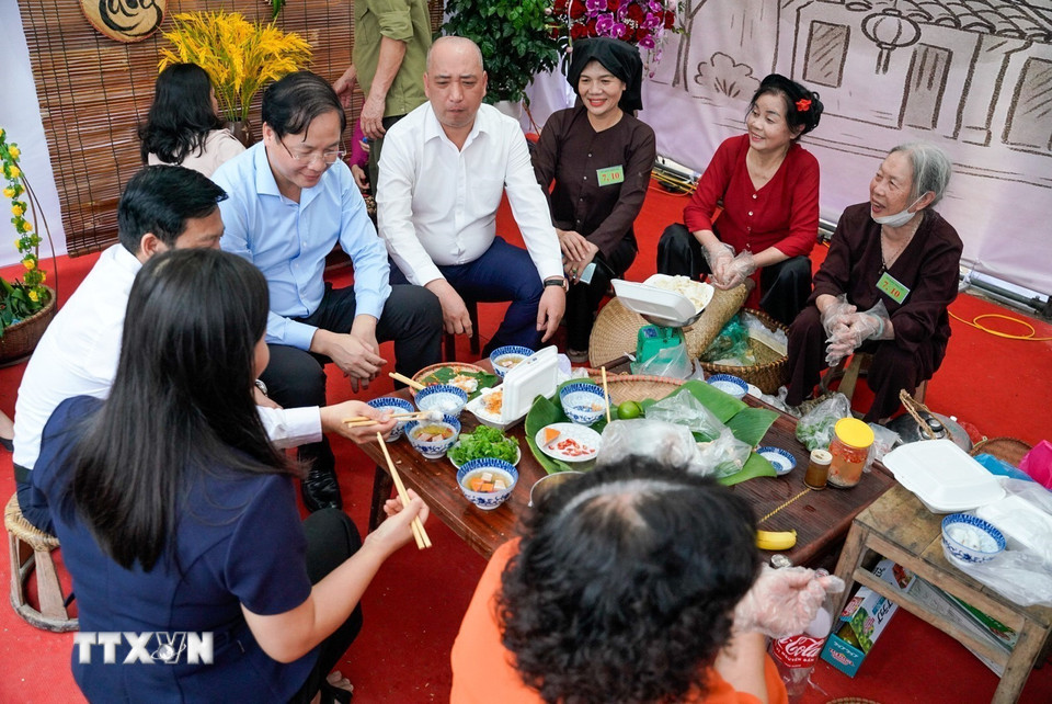Bánh cuốn Thanh Trì từ lâu được xem là món quà thanh nhã, mang đậm phong vị Hà Nội. (Ảnh: Khánh Hòa/TTXVN)