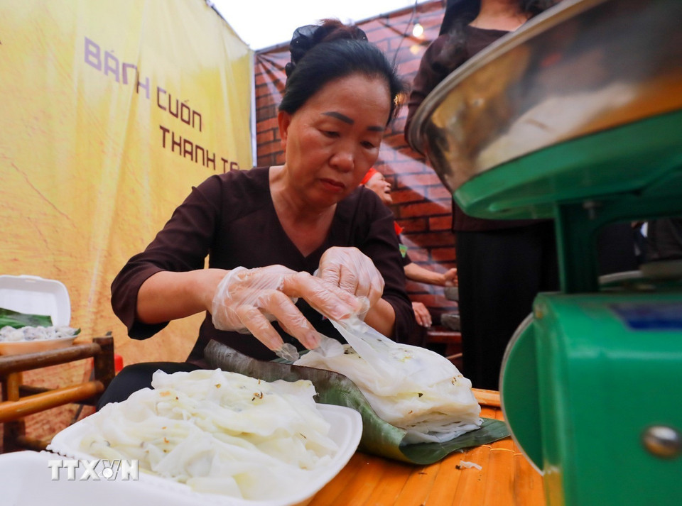 Bánh càng mỏng, không bị rách càng chứng tỏ tay nghề và kinh nghiệm của nghệ nhân. (Ảnh: Khánh Hòa/TTXVN)