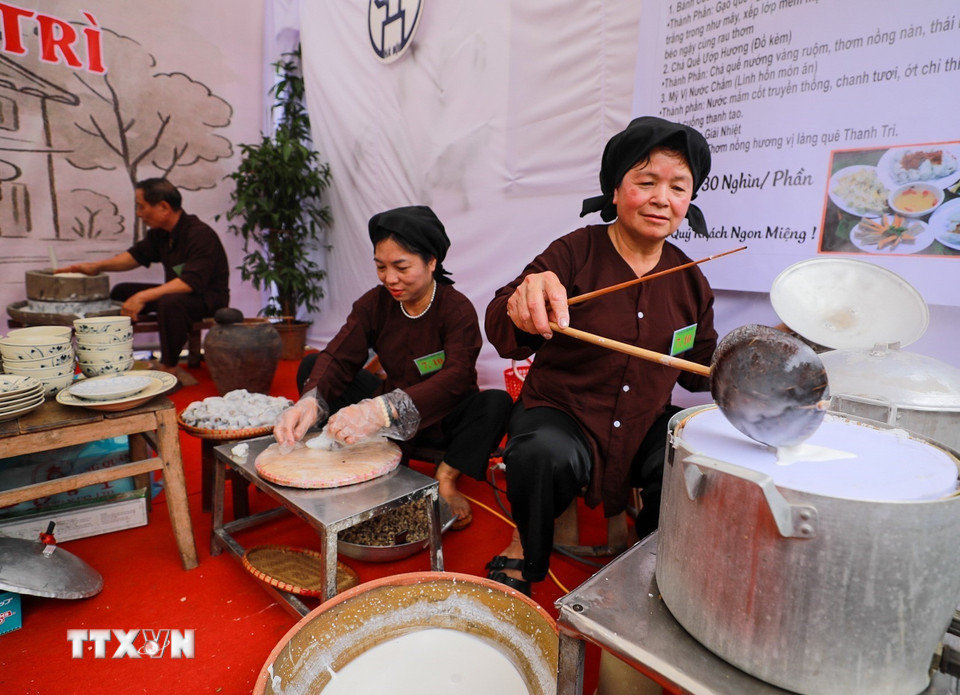Bánh cuốn Thanh Trì có lịch sử lâu đời, gắn bó với đời sống của người dân địa phương qua nhiều thế hệ. (Ảnh: Khánh Hòa/TTXVN)
