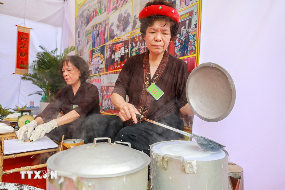 Công đoạn tráng bánh đòi hỏi kinh nghiệm và kỹ năng của nghệ nhân. (Ảnh: Khánh Hòa/TTXVN)