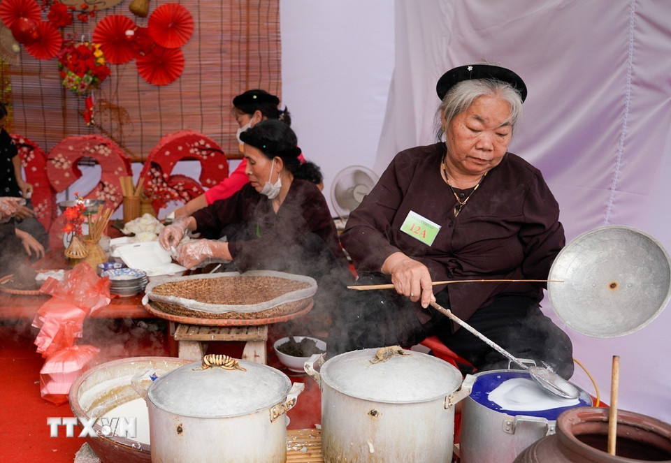 Công đoạn tráng bánh đòi hỏi kinh nghiệm và kỹ năng của nghệ nhân. (Ảnh: Khánh Hòa/TTXVN)