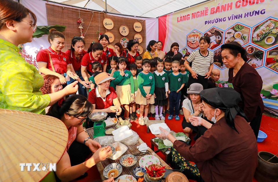 Bánh cuốn Thanh Trì từ lâu được xem là món quà thanh nhã, mang đậm phong vị Hà Nội. (Ảnh: Khánh Hòa/TTXVN)