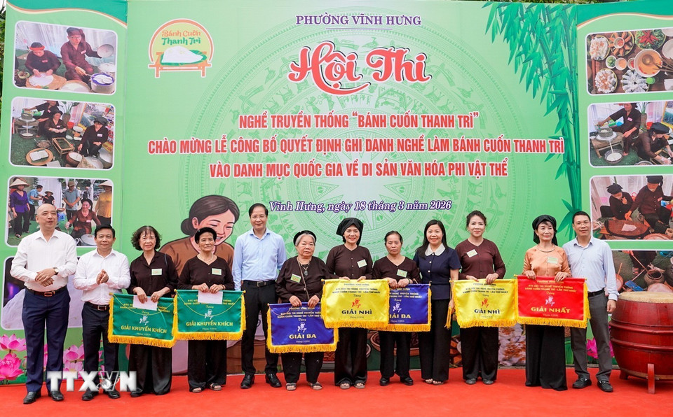 Sau lễ công bố Quyết định ghi danh tại phường Vĩnh Hưng, Hà Nội diễn ra Hội thi nghề truyền thống bánh cuốn Thanh Trì. (Ảnh: Khánh Hòa/TTXVN)