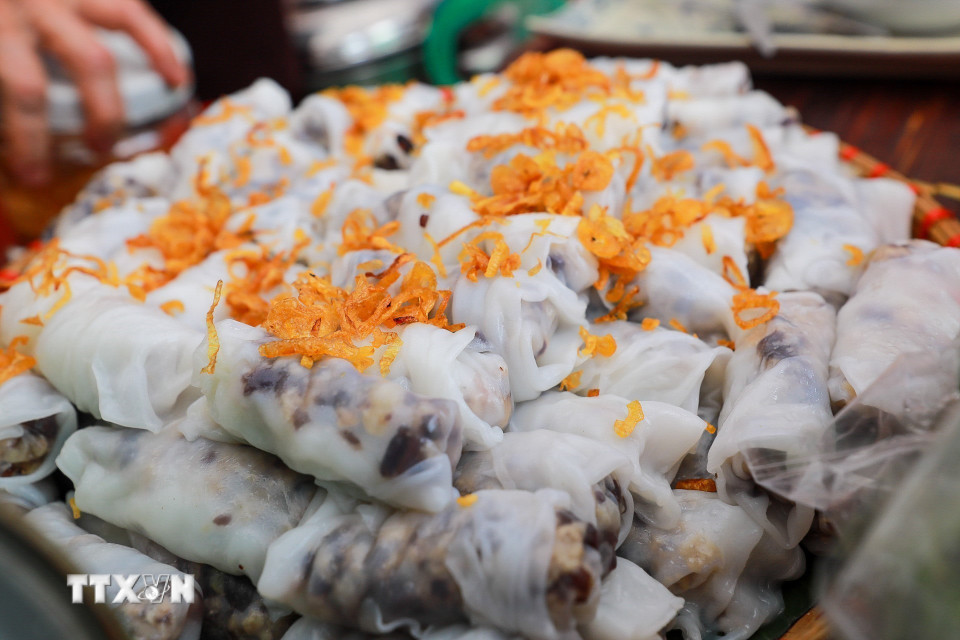 Bánh càng mỏng, không bị rách càng chứng tỏ tay nghề và kinh nghiệm của nghệ nhân. (Ảnh: Khánh Hòa/TTXVN)