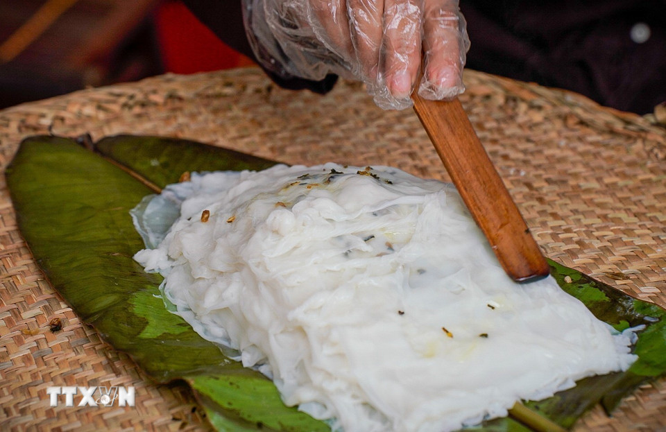 Điểm khác biệt của bánh cuốn Thanh Trì truyền thống so với nhiều nơi khác là không có nhân. (Ảnh: Khánh Hòa/TTXVN)