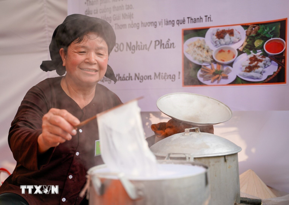 Nghệ nhân Nguyễn Thị Vân (60 tuổi, thôn Đại Đồng, phường Vĩnh Hưng, Hà Nội) đã có hơn 40 năm làm bánh cuốn. (Ảnh: Khánh Hòa/TTXVN)