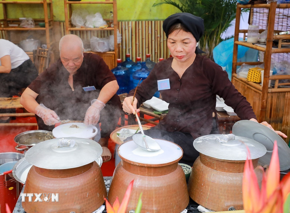 Công đoạn tráng bánh đòi hỏi kinh nghiệm và kỹ năng của nghệ nhân. Ảnh: Khánh Hòa/TTXVN)