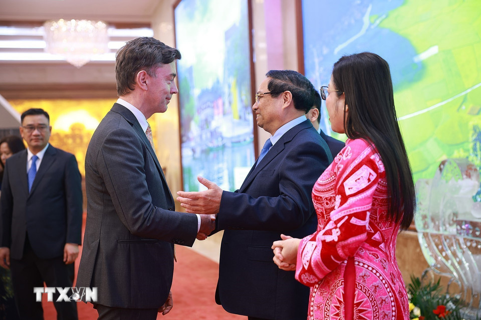 Thủ tướng Phạm Minh Chính và Phu nhân chào mừng các Đại sứ, Đại biện, Trưởng đại diện các tổ chức quốc tế tại Hà Nội cùng Phu nhân, Phu quân. (Ảnh: Dương Giang/TTXVN)