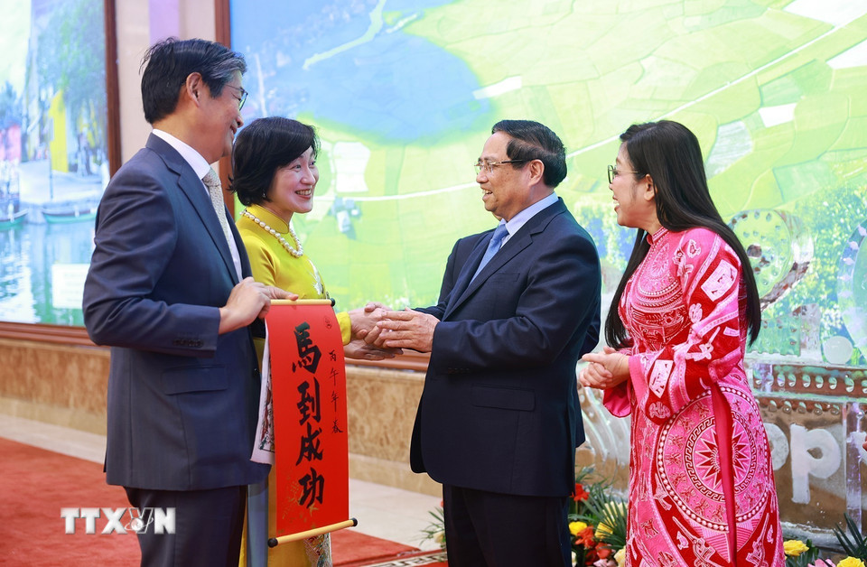 Thủ tướng Phạm Minh Chính và Phu nhân chào mừng các Đại sứ, Đại biện, Trưởng đại diện các tổ chức quốc tế tại Hà Nội cùng Phu nhân, Phu quân. (Ảnh: Dương Giang/TTXVN)