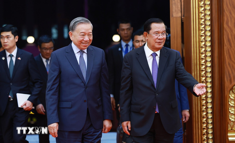 Chủ tịch Đảng Nhân dân Campuchia Samdech Techo Hun Sen đón Tổng Bí thư Tô Lâm dự Quốc yến chào mừng. (Ảnh: Dương Giang/TTXVN)