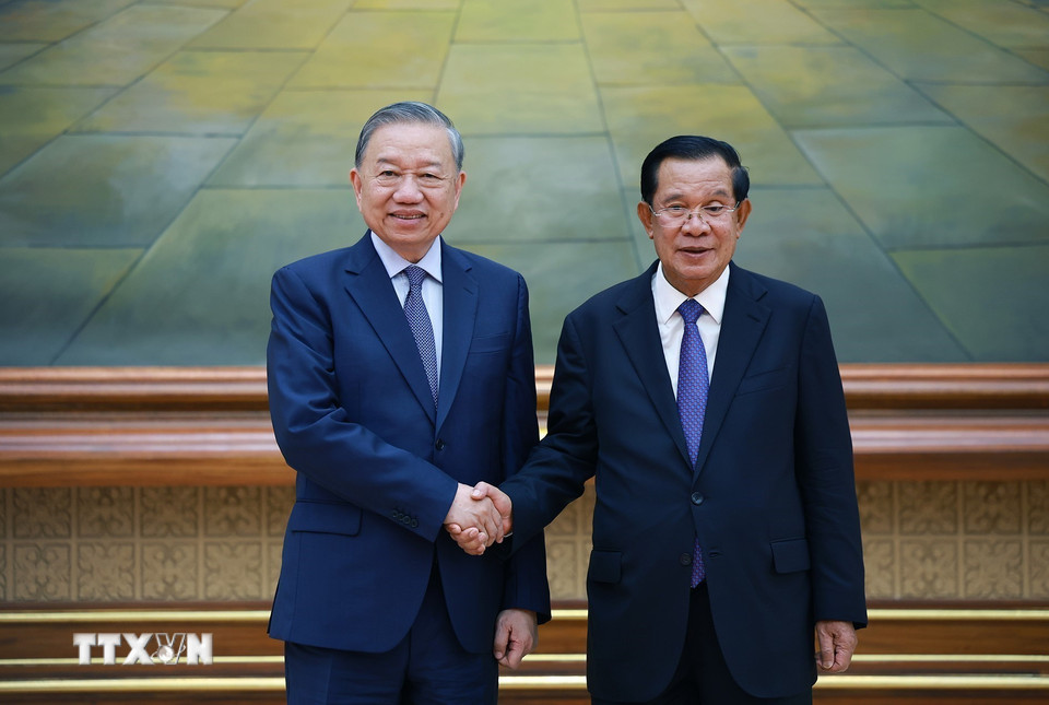 Chủ tịch Đảng Nhân dân Campuchia Samdech Techo Hun Sen đón Tổng Bí thư Tô Lâm dự Quốc yến chào mừng. (Ảnh: Dương Giang/TTXVN)