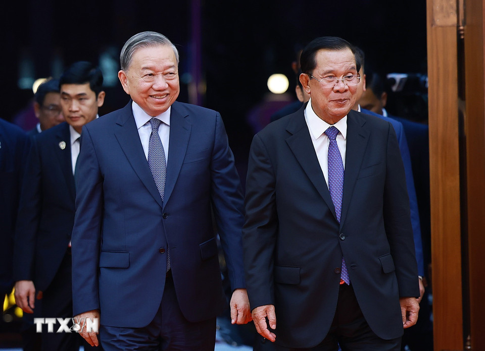 Chủ tịch Đảng Nhân dân Campuchia Samdech Techo Hun Sen đón Tổng Bí thư Tô Lâm dự Quốc yến chào mừng. (Ảnh: Dương Giang/TTXVN)
