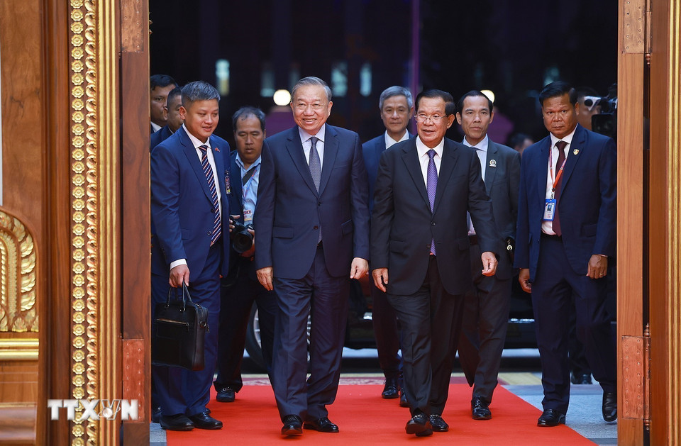Chủ tịch Đảng Nhân dân Campuchia Samdech Techo Hun Sen đón Tổng Bí thư Tô Lâm dự Quốc yến chào mừng. (Ảnh: Dương Giang/TTXVN)