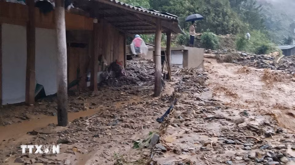 Mưa lũ ở xã Ngọc Chiến, tỉnh Sơn La làm đất, đá tràn vào nhà dân. (Ảnh: TTXVN phát)