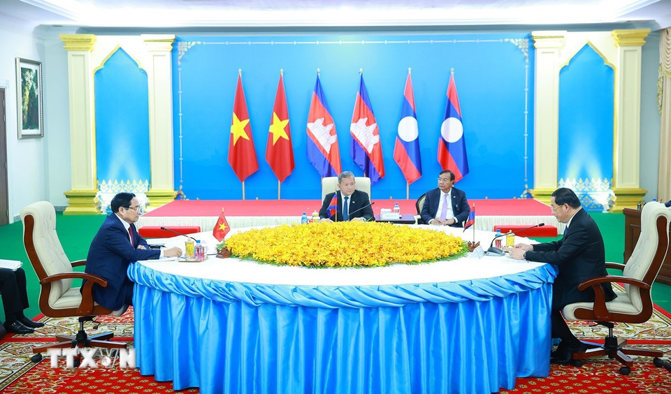 Thủ tướng Phạm Minh Chính và Thủ tướng Vương quốc Campuchia Hun Manet cùng Thủ tướng Lào Sonexay Siphandone tại cuộc gặp Thủ tướng ba nước. (Ảnh: Dương Giang/TTXVN)