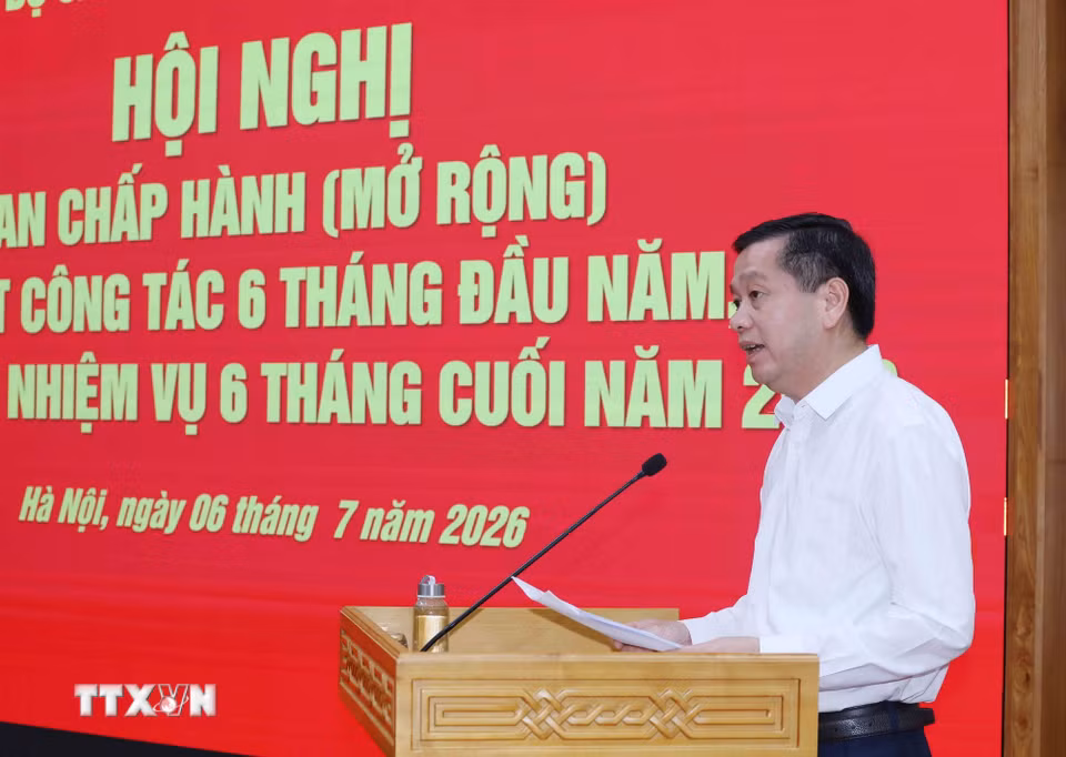 Đồng chí Nguyễn Long Hải, Ủy viên Trung ương Đảng, Phó Bí thư Thường trực Đảng ủy các cơ quan Đảng Trung ương trình bày báo cáo tại hội nghị. (Ảnh: Phương Hoa/TTXVN)