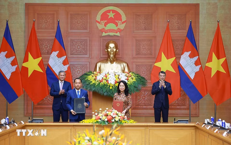 Thủ tướng Lê Minh Hưng và Thủ tướng Vương quốc Campuchia Hun Manet chứng kiến trao kế hoạch hợp tác giữa Bộ Văn hóa, Thể thao và Du lịch với Bộ Thông tin Campuchia về kế hoạch hợp tác trong lĩnh vực thông tin giai đoạn 2026-2030. (Ảnh: Dương Giang/TTXVN)