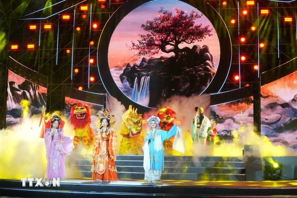 Các nghệ sỹ đã khắc họa sinh động sự đối thoại giữa âm nhạc Hoa và cảm thức thẩm mỹ Việt. (Ảnh: Hữu Duyên/TTXVN)