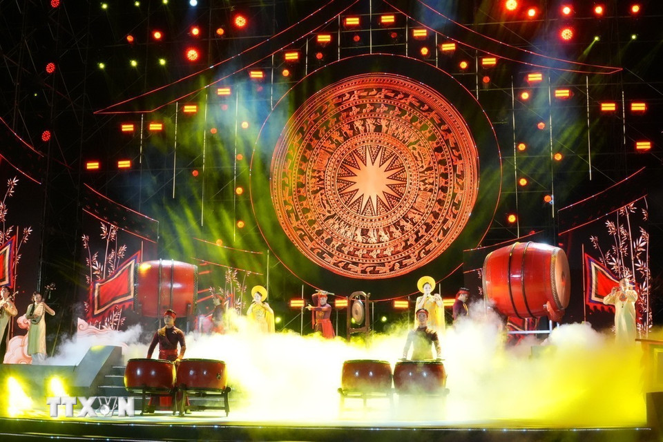 Tiết mục “Hồn Trống” do Hoàng Như Quỳnh và Võ Phương Thủy biểu diễn đã tạo nên một điểm nhấn hào hùng cho đêm hội. (Ảnh: Hữu Duyên/TTXVN)