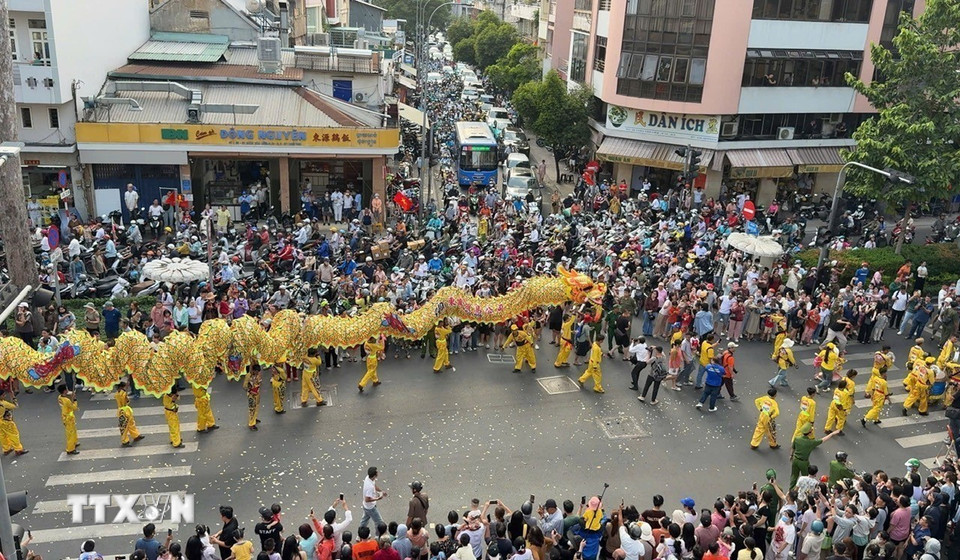 Con rồng dài 68m được công nhận là con rồng dài nhất Việt Nam, uốn lượn mạnh mẽ giữa phố phường, mang theo biểu tượng của sự may mắn và hưng thịnh. (Ảnh: Hữu Duyên/TTXVN)