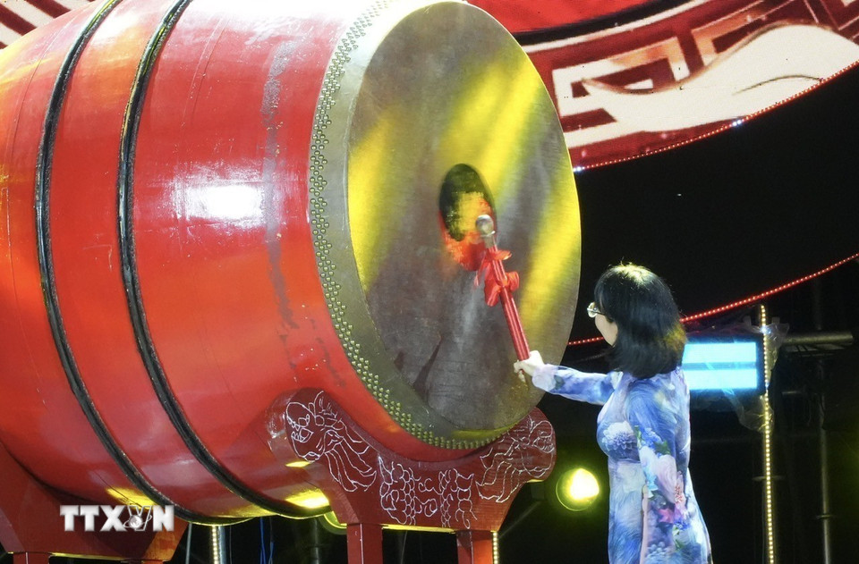 Bà Trần Thị Diệu Thúy, Phó Chủ tịch Ủy ban Nhân dân Thành phố Hồ Chí Minh đã thực hiện nghi thức đánh ba hồi trống khai hội. (Ảnh: Hữu Duyên/TTXVN)