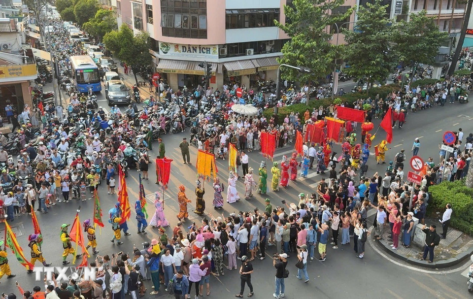 Dẫn đầu đoàn diễu hành là đội hình Đại La Cổ của Hội Phụ Mẫu Sư Trúc Hiên với tiếng phèn la và trống mạnh mẽ - nét văn hóa đặc trưng của người Hoa nhóm ngôn ngữ Triều Châu. (Ảnh: Hữu Duyên/TTXVN)