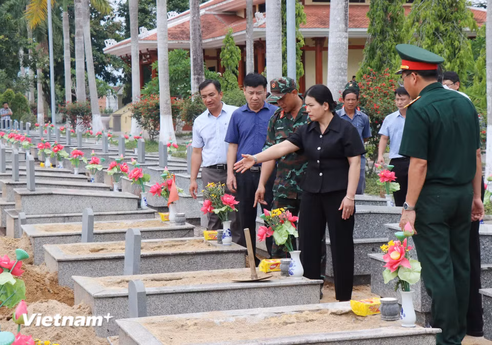 Bà Y Ngọc, Phó Chủ tịch Thường trực UBND tỉnh Quảng Ngãi, Trưởng Ban Chỉ đạo tìm kiếm, quy tập và xác định danh tính hài cốt liệt sĩ tỉnh Quảng Ngãi chỉ đạo công tác lấy mẫu tại Nghĩa trang liệt sỹ tỉnh. (Ảnh: Phạm Cường/Vietnam+)