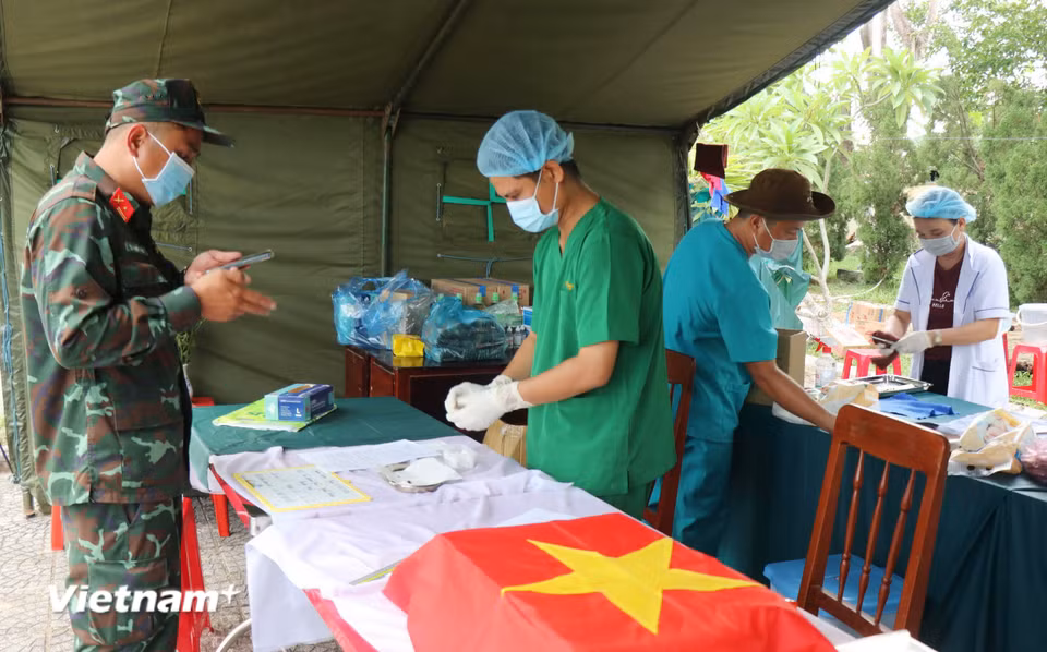 Công tác số hóa, bảo quản mẫu được thực hiện khẩn trương trước khi đưa đi giám định ADN. (Ảnh: Phạm Cường/Vietnam+)