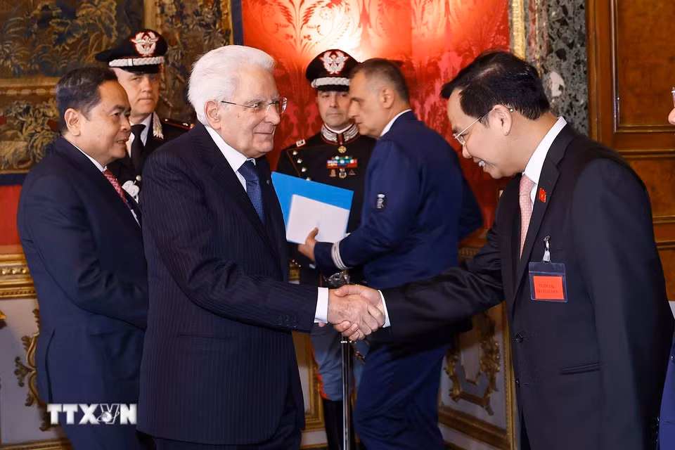 Chủ tịch Quốc hội Trần Thanh Mẫn giới thiệu thành viên đoàn Việt Nam với Tổng thống Italy Sergio Mattarella. (Ảnh: Doãn Tấn/TTXVN)