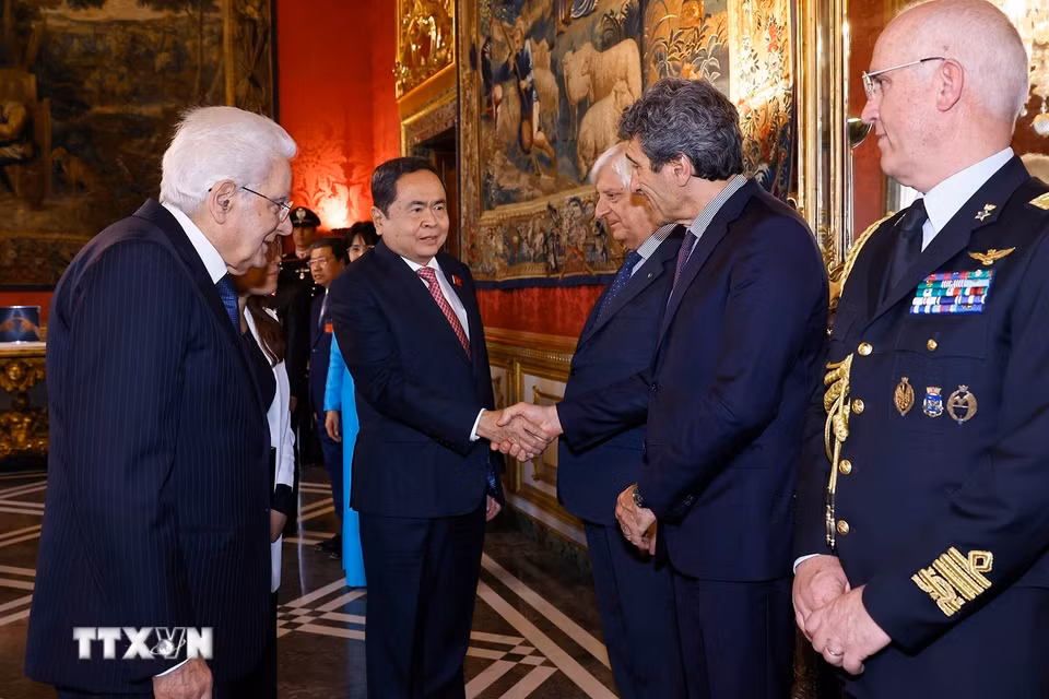 Chủ tịch Quốc hội Trần Thanh Mẫn với các quan chức Italy dự cuộc hội kiến. (Ảnh: Doãn Tấn/TTXVN)