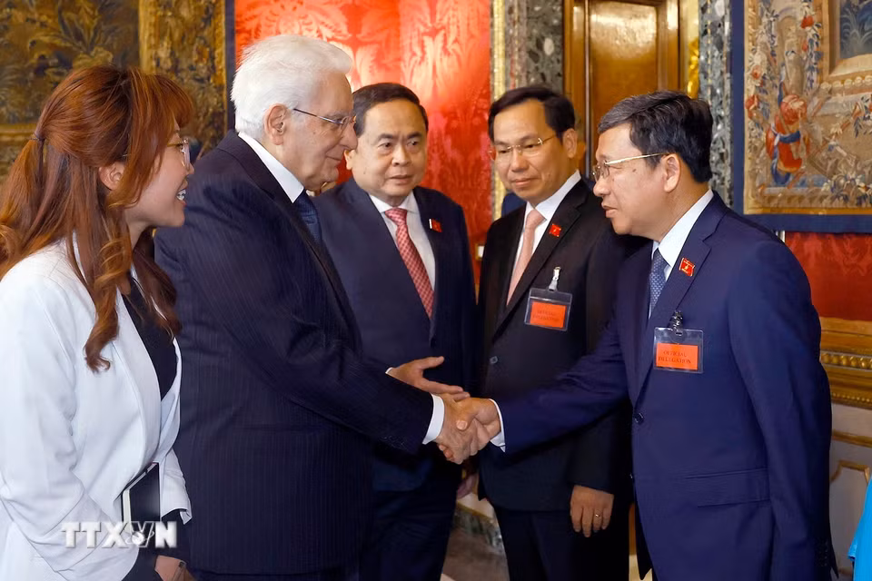 Chủ tịch Quốc hội Trần Thanh Mẫn giới thiệu thành viên đoàn Việt Nam với Tổng thống Italy Sergio Mattarella. (Ảnh: Doãn Tấn/TTXVN)
