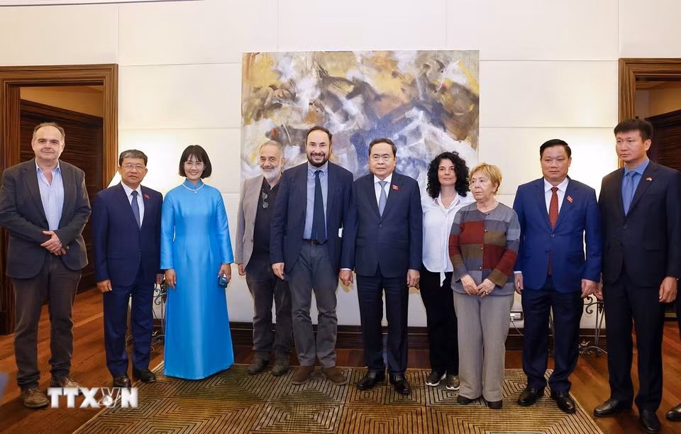 Chủ tịch Quốc hội Trần Thanh Mẫn gặp Tổng Bí thư Đảng Tái lập Cộng sản Italy Maurizio Acerbo. (Ảnh: Doãn Tấn/TTXVN)