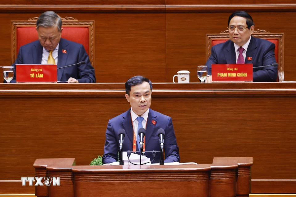 Đồng chí Nguyễn Mạnh Hùng, Phó Giám đốc Học viện Chính trị quốc gia Hồ Chí Minh, trình bày tham luận “Hoàn thiện lý luận về đường lối đổi mới của Đảng trong kỷ nguyên vươn mình của dân tộc”. (Ảnh: TTXVN)