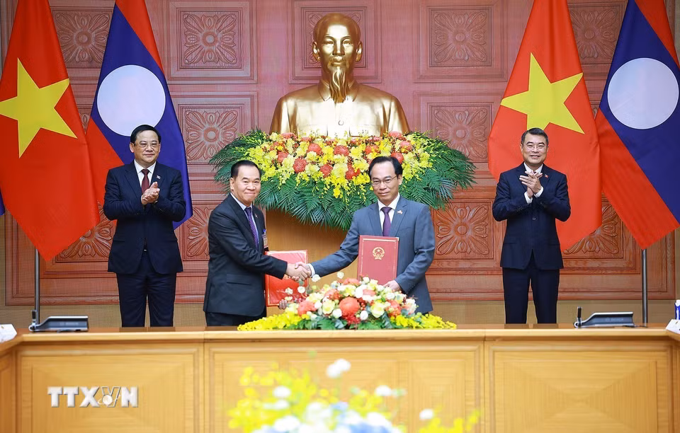 Thủ tướng Lê Minh Hưng và Thủ tướng Lào Sonexay Siphandone chứng kiến trao Bản ghi nhớ giữa Bộ Giáo dục và Đào tạo và Bộ Giáo dục và Thể thao Lào về việc hợp tác triển khai dạy tiếng Lào tại Việt Nam, tăng cường dạy tiếng Việt tại Lào và đưa học sinh Lào sang học tại các trường phổ thông nội trú tại Việt Nam. (Ảnh: Dương Giang/TTXVN)