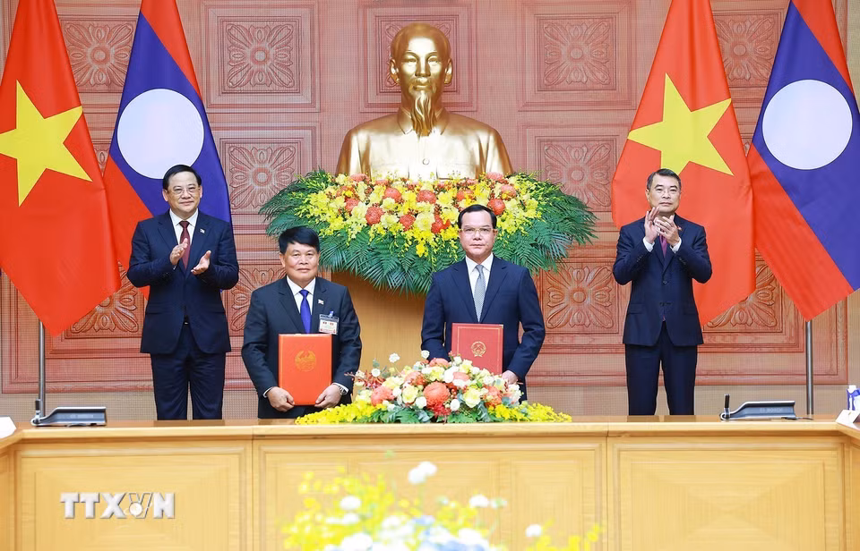 Thủ tướng Lê Minh Hưng và Thủ tướng Lào Sonexay Siphandone chứng kiến trao Thỏa thuận giữa Bộ Dân tộc và Tôn giáo và Văn phòng Thủ tướng Chính phủ Lào về lĩnh vực dân tộc và tôn giáo giai đoạn 2026-2035. (Ảnh: Dương Giang/TTXVN)