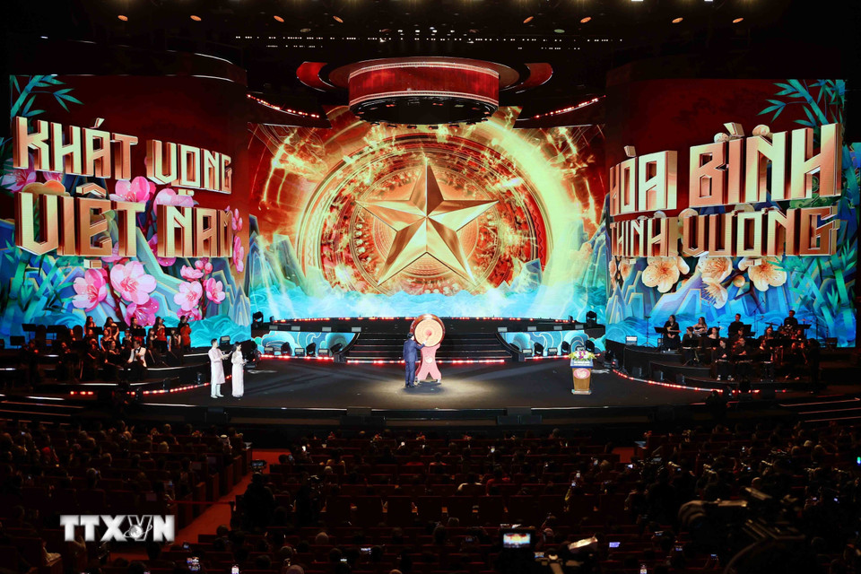 Chủ tịch nước Lương Cường đánh trống khai Xuân Bính Ngọ 2026. (Ảnh: An Đăng/TTXVN)