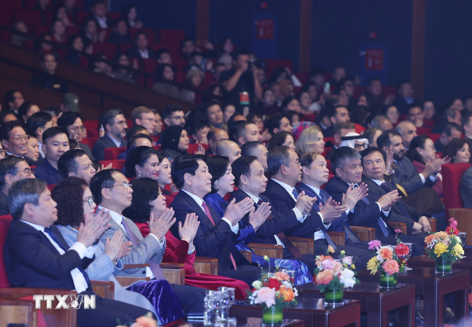 Chủ tịch nước Lương Cường và Phu nhân cùng các đại biểu dự Chương trình nghệ thuật đặc biệt Xuân Quê hương 2026.(Ảnh: An Đăng/TTXVN)