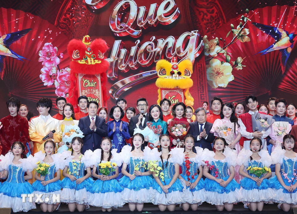 Chủ tịch nước Lương Cường và Phu nhân cùng các đại biểu và nghệ sỹ tại Chương trình nghệ thuật đặc biệt Xuân Quê hương 2026. (Ảnh: Lâm Khánh/TTXVN)