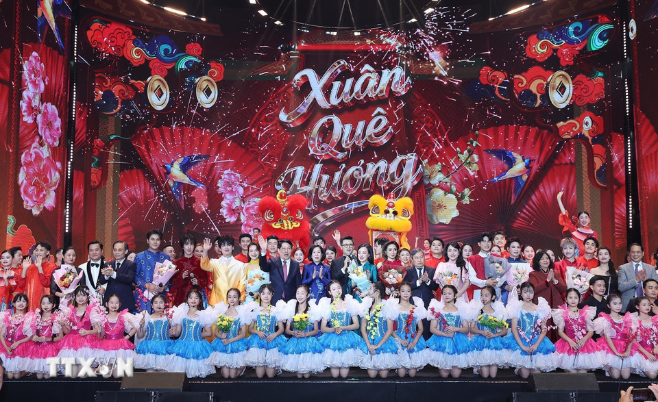 Chủ tịch nước Lương Cường và Phu nhân cùng các đại biểu và nghệ sỹ tại Chương trình nghệ thuật đặc biệt Xuân Quê hương 2026. (Ảnh: Lâm Khánh/TTXVN)