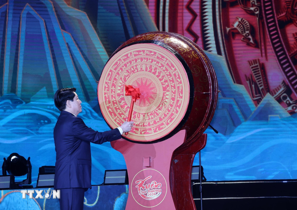 Chủ tịch nước Lương Cường đánh trống khai Xuân Bính Ngọ 2026. (Ảnh: Lâm Khánh/TTXVN)