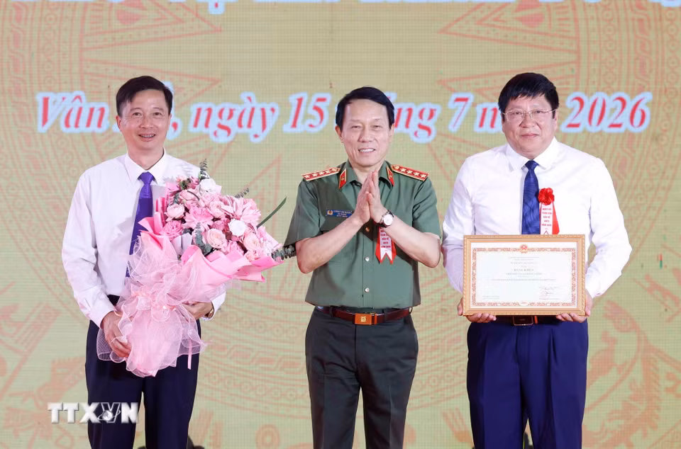 Đại tướng Lương Tam Quang, Ủy viên Bộ Chính trị, Bộ trưởng Bộ Công an tặng Bằng khen cho nhân dân và cán bộ xã Vân Hồ, tỉnh Sơn La. (Ảnh: Thống Nhất/TTXVN)