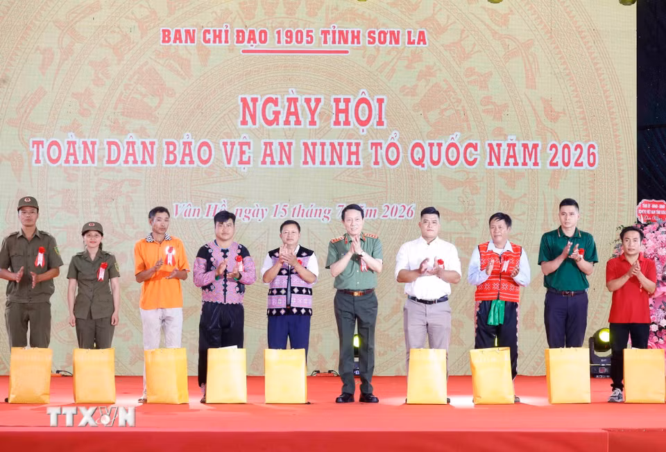 Đại tướng Lương Tam Quang, Ủy viên Bộ Chính trị, Bộ trưởng Bộ Công an tặng quà cho người có uy tín, già làng, trưởng bản, thành viên lực lượng tham gia bảo vệ ANTT trên địa bàn bản Lóng Luông và xã Vân Hồ. (Ảnh: Thống Nhất/TTXVN)