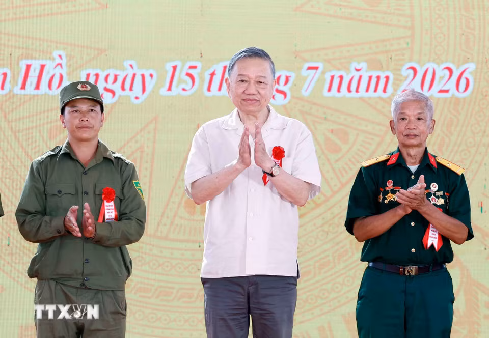 Tổng Bí thư, Chủ tịch nước Tô Lâm tặng quà cho người có uy tín, già làng, trưởng bản Lóng Luông, thành viên lực lượng tham gia bảo vệ an ninh trật tự tiêu biểu trên địa bàn bản Lóng Luông và xã Vân Hồ, gia đình chính sách, có hoàn cảnh khó khăn. (Ảnh: Thống Nhất/TTXVN)