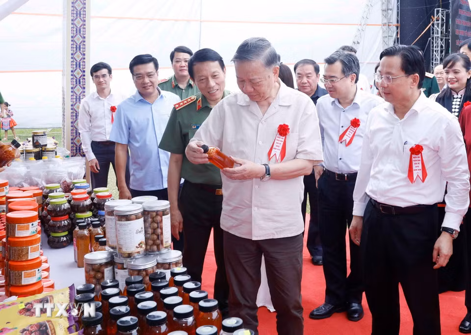 Tổng Bí thư, Chủ tịch nước Tô Lâm xem trưng bày các sản phẩm tại Ngày hội Toàn dân bảo vệ an ninh Tổ quốc năm 2026 tại bản Lóng Luông, xã Vân Hồ, tỉnh Sơn La. (Ảnh: Thống Nhất/TTXVN)