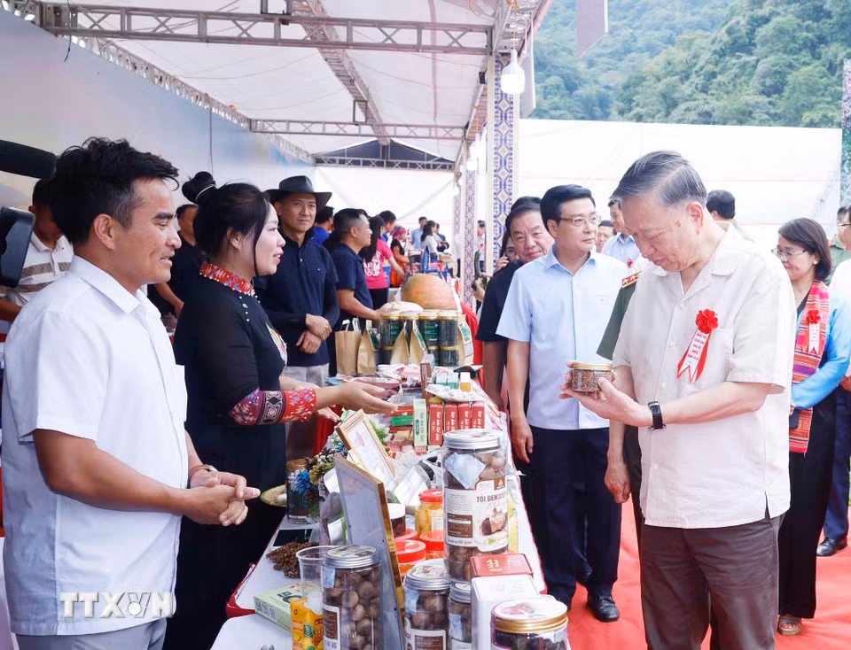 Tổng Bí thư, Chủ tịch nước Tô Lâm xem trưng bày các sản phẩm tại Ngày hội Toàn dân bảo vệ an ninh Tổ quốc năm 2026 tại bản Lóng Luông, xã Vân Hồ, tỉnh Sơn La. (Ảnh: Thống Nhất/TTXVN)