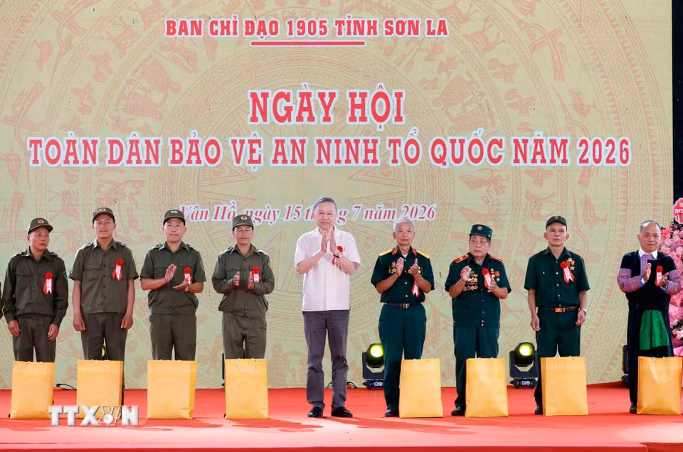 Tổng Bí thư, Chủ tịch nước Tô Lâm tặng quà cho người có uy tín, già làng, trưởng bản Lóng Luông, thành viên lực lượng tham gia bảo vệ an ninh trật tự tiêu biểu trên địa bàn bản Lóng Luông và xã Vân Hồ, gia đình chính sách, có hoàn cảnh khó khăn. (Ảnh: Thống Nhất/TTXVN)