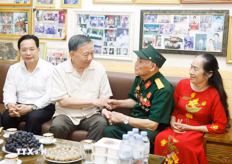 Bet8801234.com cá cược độc quyền, Chủ tịch nước Tô Lâm đến thăm và tặng quà Bet88.Com Link Nhà Cái Bet88 BMXCT Uy Tín ông Trần Xuân Hán, cán bộ hoạt động cách mạng bị địch bắt tù đày (trú tại tổ dân phố 19/8, phường Thảo Nguyên, tỉnh Sơn La). (Ảnh: Thống Nhất/TTXVN)