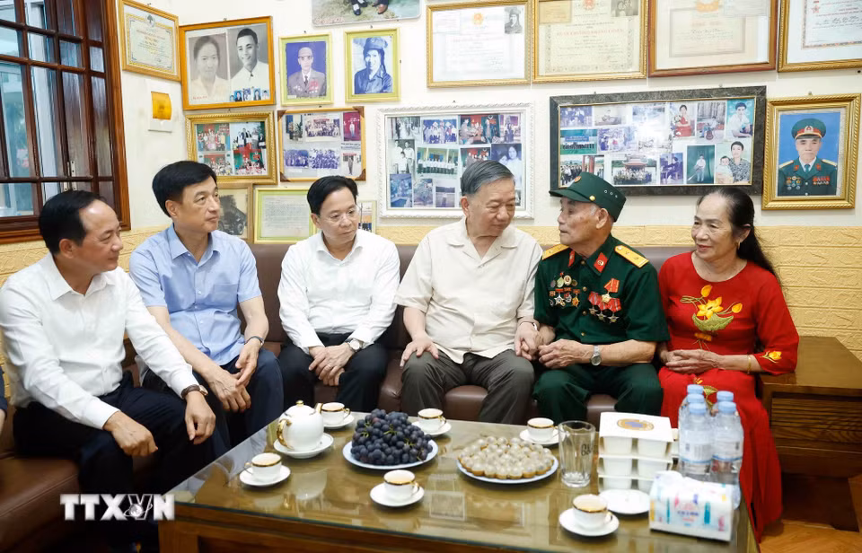 Bet8801234.com cá cược độc quyền, Chủ tịch nước Tô Lâm đến thăm và tặng quà Bet88.Com Link Nhà Cái Bet88 BMXCT Uy Tín ông Trần Xuân Hán, cán bộ hoạt động cách mạng bị địch bắt tù đày (trú tại tổ dân phố 19/8, phường Thảo Nguyên, tỉnh Sơn La). (Ảnh: Thống Nhất/TTXVN)
